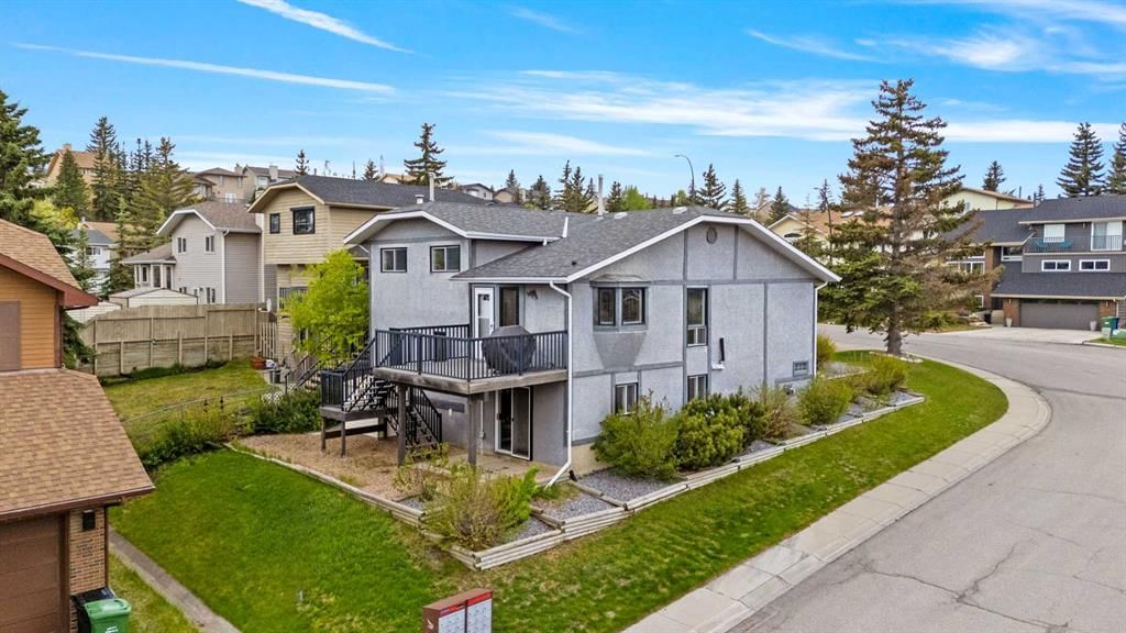 111 Edgebyne Crescent NW, Calgary — photo 2 of 47