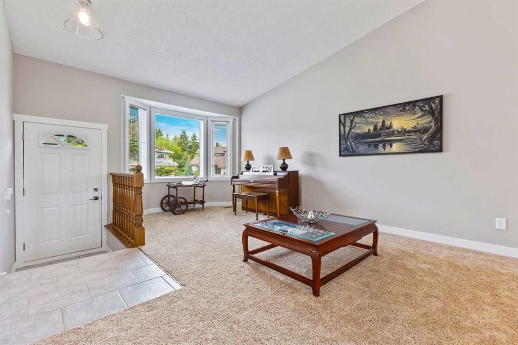 111 Edgebyne Crescent NW, Calgary — photo 4 of 47
