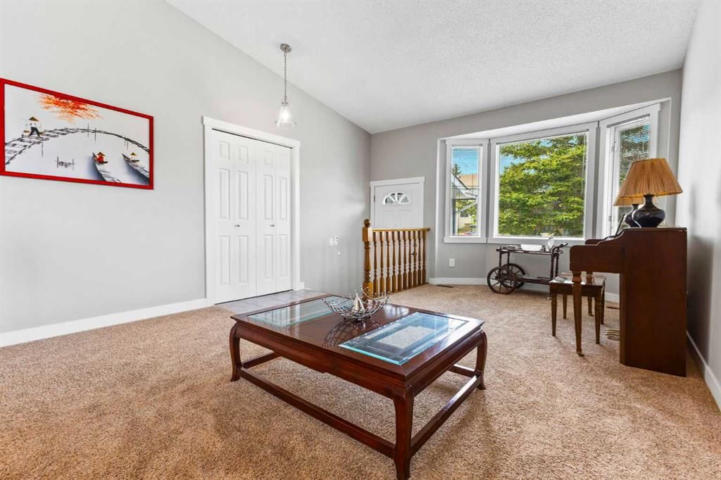 111 Edgebyne Crescent NW, Calgary — photo 5 of 47