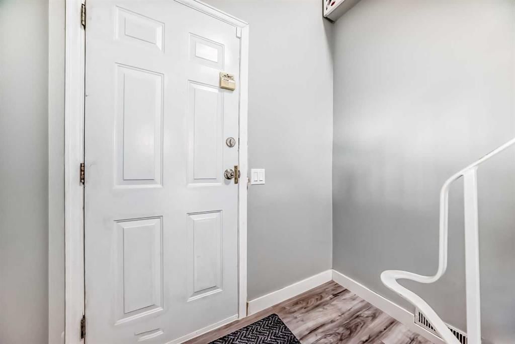 1201 53B Street SE, Calgary — photo 4 of 40