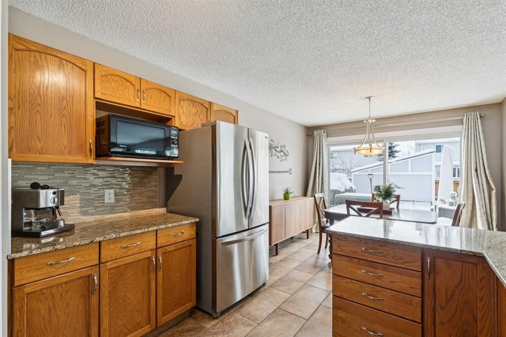 33 River Rock Crescent SE, Calgary — photo 3 of 42