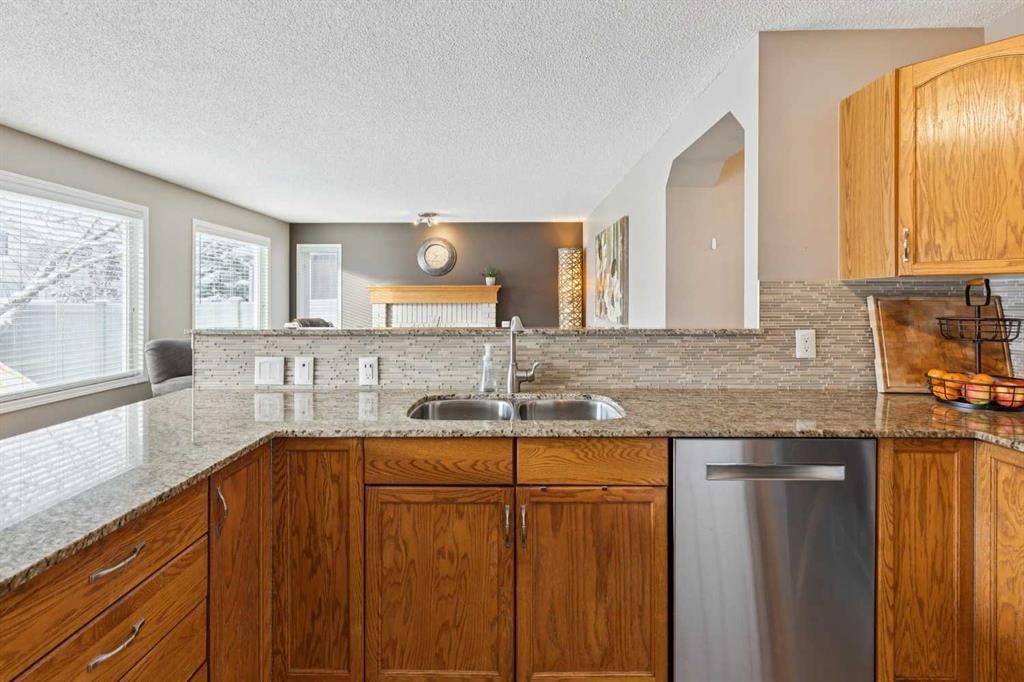 33 River Rock Crescent SE, Calgary — photo 4 of 42