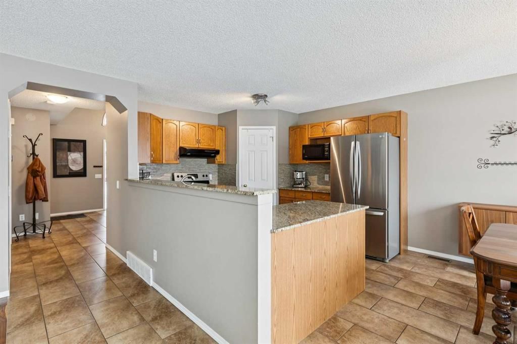 33 River Rock Crescent SE, Calgary — photo 5 of 42