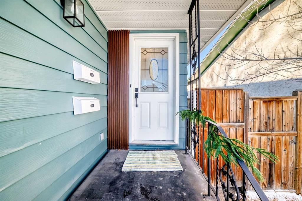 16 Bermondsey Crescent NW, Calgary — photo 3 of 38