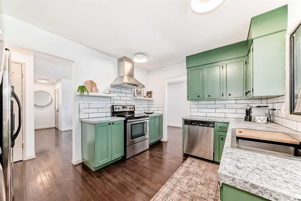 16 Bermondsey Crescent NW, Calgary — photo 4 of 38