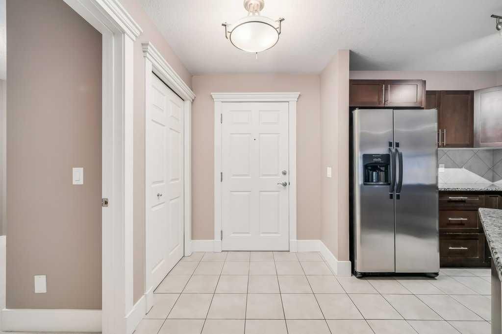 305, 500 Rocky Vista Gardens NW, Calgary — photo 4 of 29