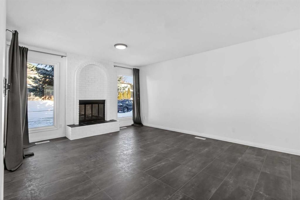 33 Sunhurst Crescent SE, Calgary — photo 3 of 36