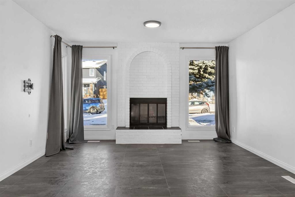 33 Sunhurst Crescent SE, Calgary — photo 4 of 36