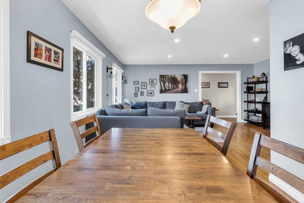 1215 Mapleglade Place SE, Calgary — photo 5 of 50