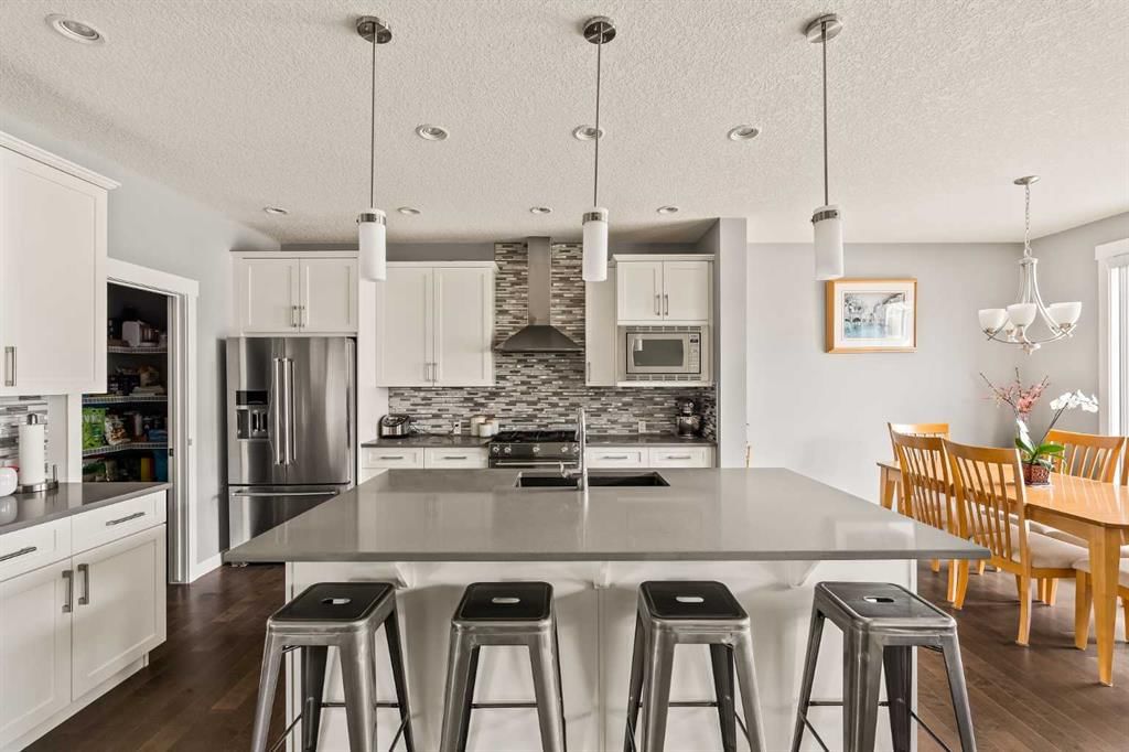 313 Evansglen Drive NW, Calgary — photo 5 of 38