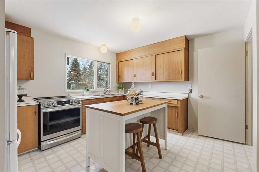 67 Woodlark Drive SW, Calgary — photo 4 of 39