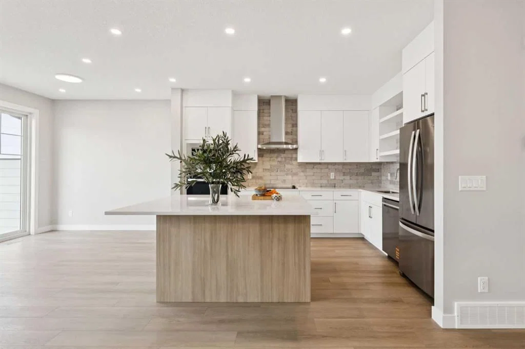 215 Greenwich Drive NW, Calgary — photo 3 of 37