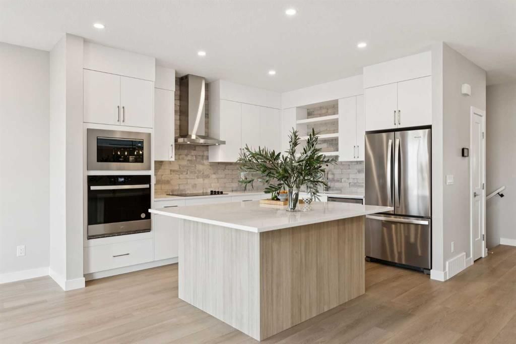 215 Greenwich Drive NW, Calgary — photo 4 of 37