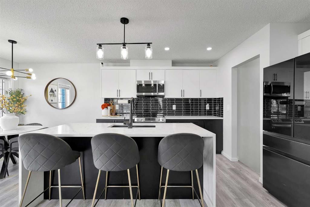 11 Carringham Way NW, Calgary — photo 3 of 29