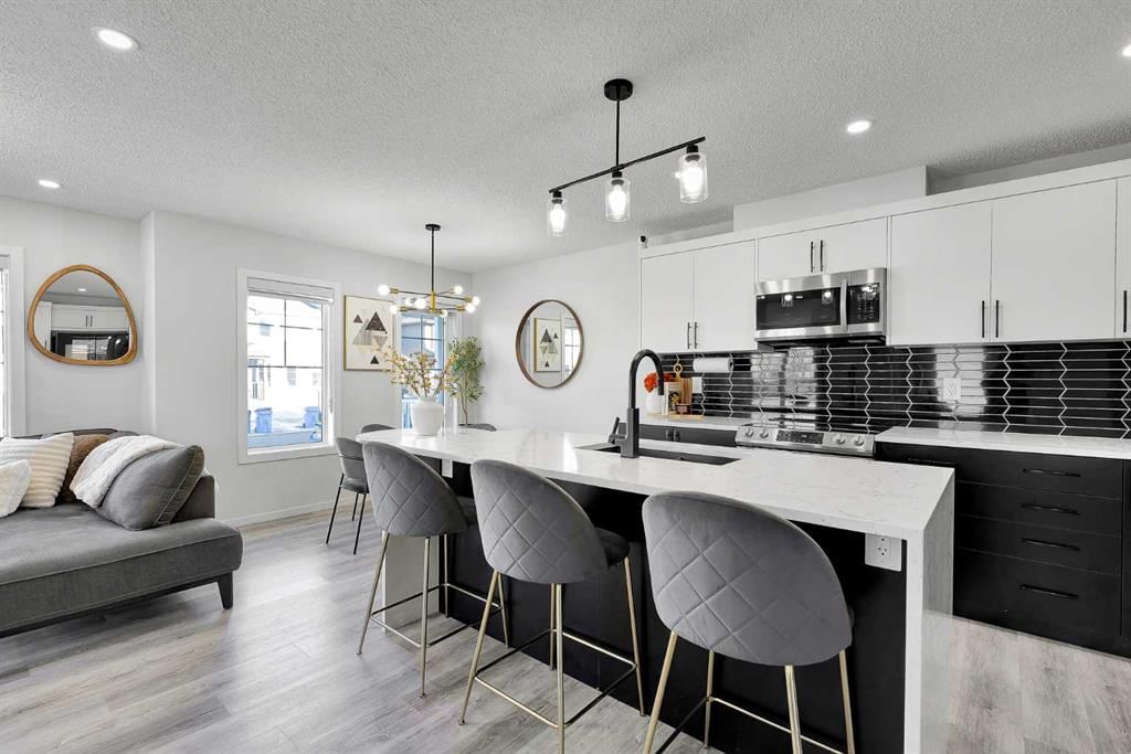 11 Carringham Way NW, Calgary — photo 4 of 29