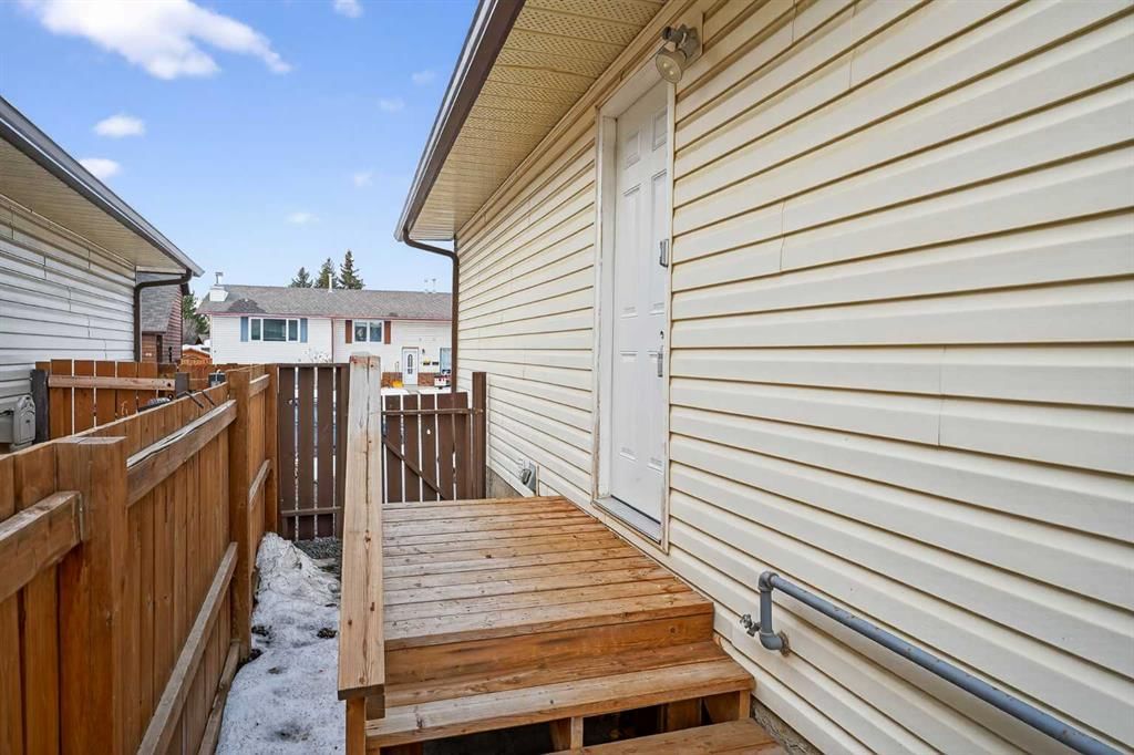68 Cedarwood Hill SW, Calgary — photo 3 of 46