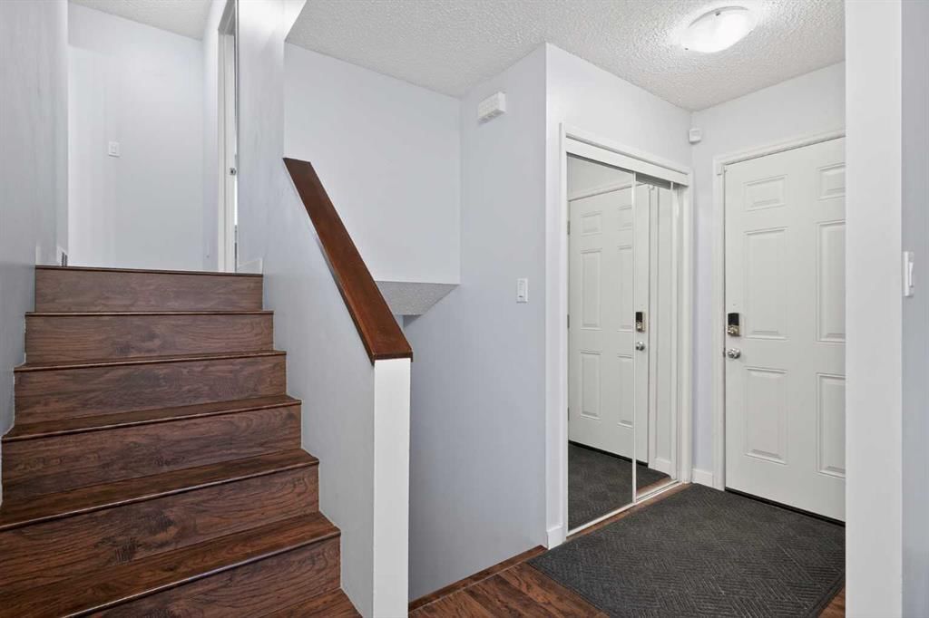 68 Cedarwood Hill SW, Calgary — photo 4 of 46