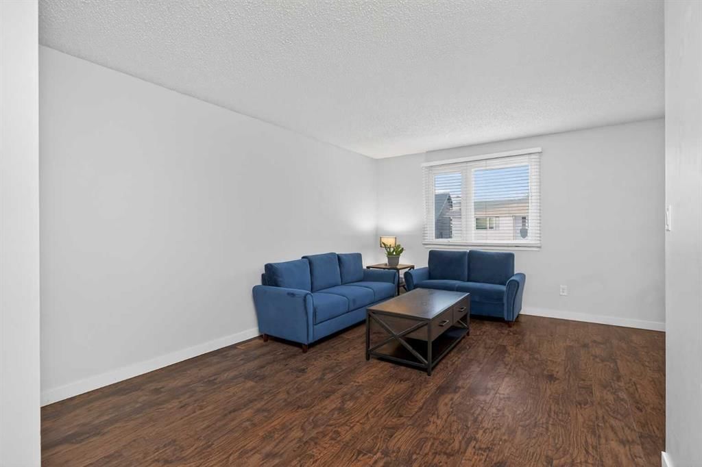 68 Cedarwood Hill SW, Calgary — photo 5 of 46