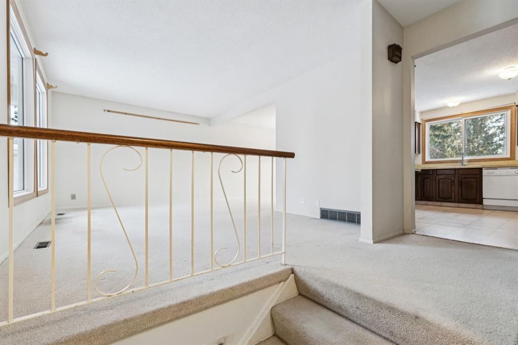 219 Silvercreek Close NW, Calgary — photo 3 of 38
