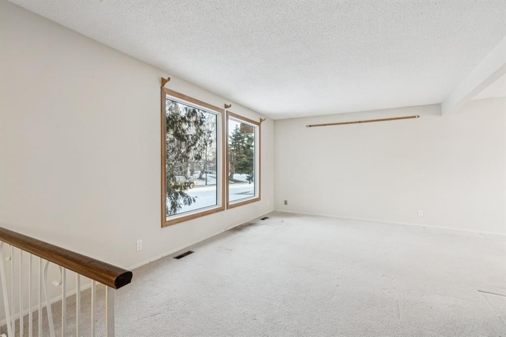219 Silvercreek Close NW, Calgary — photo 5 of 38
