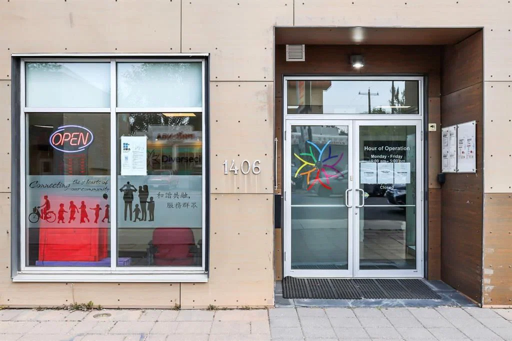 1406 Centre Street N, Calgary — photo 3 of 11
