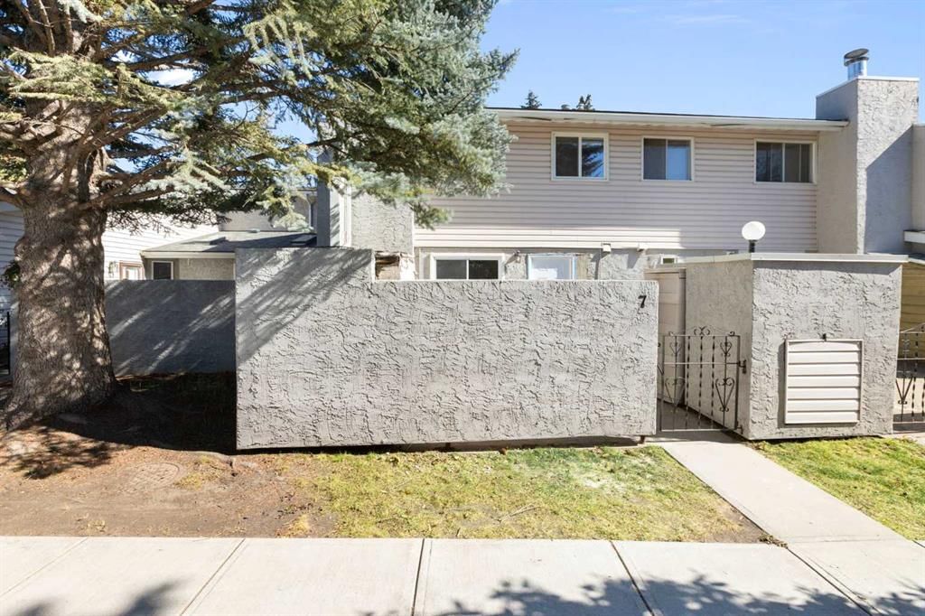 7, 4915 45 Street SW, Calgary — photo 2 of 38