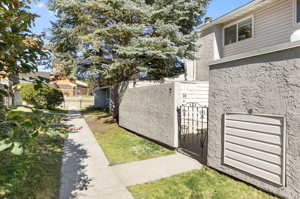 7, 4915 45 Street SW, Calgary — photo 3 of 38