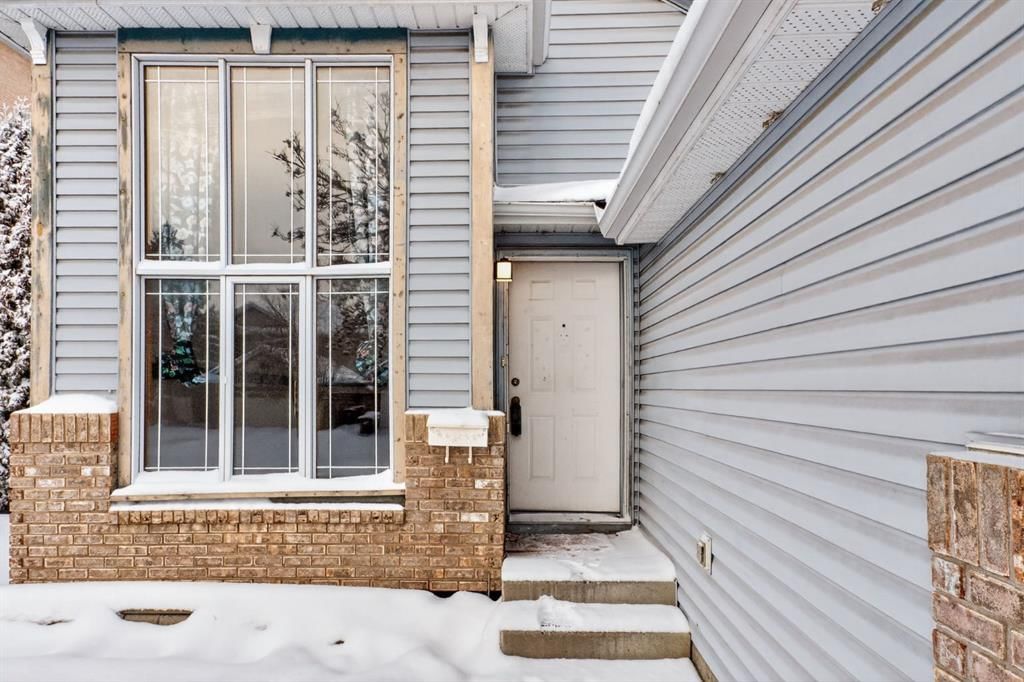 43 Somercrest Circle SW, Calgary — photo 3 of 30