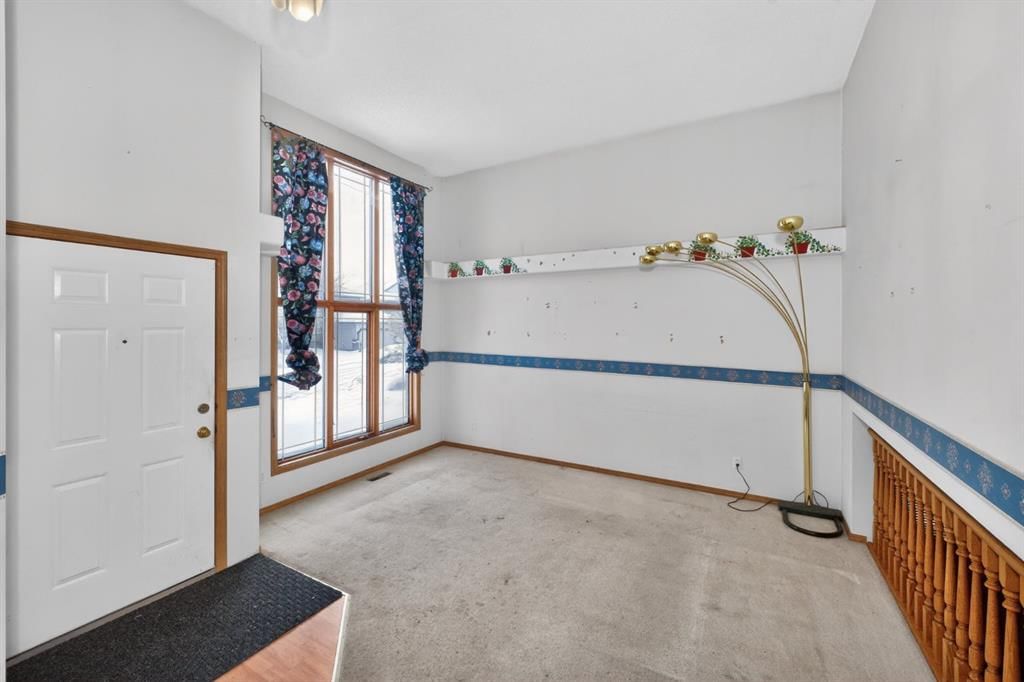 43 Somercrest Circle SW, Calgary — photo 4 of 30