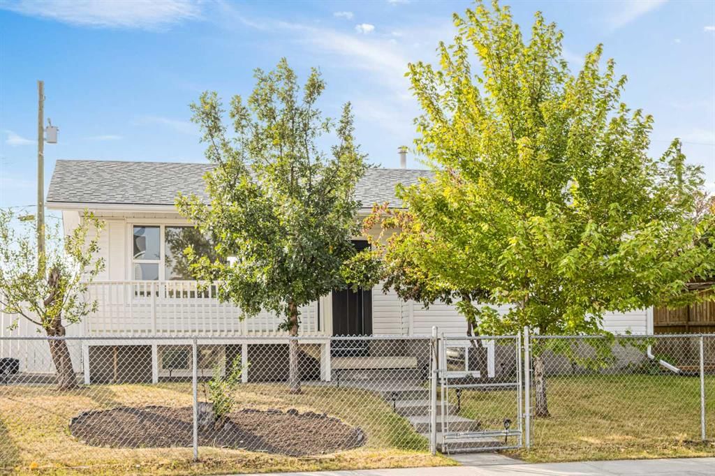 631 58 Street SE, Calgary — photo 3 of 44