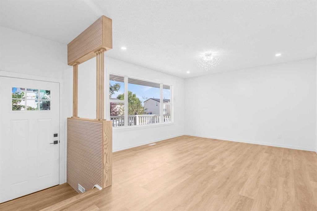 631 58 Street SE, Calgary — photo 4 of 44