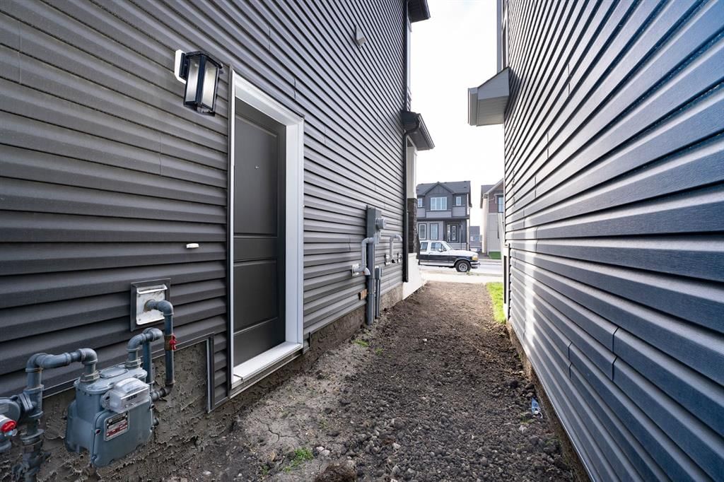 522 Lucas Boulevard NW, Calgary — photo 4 of 31