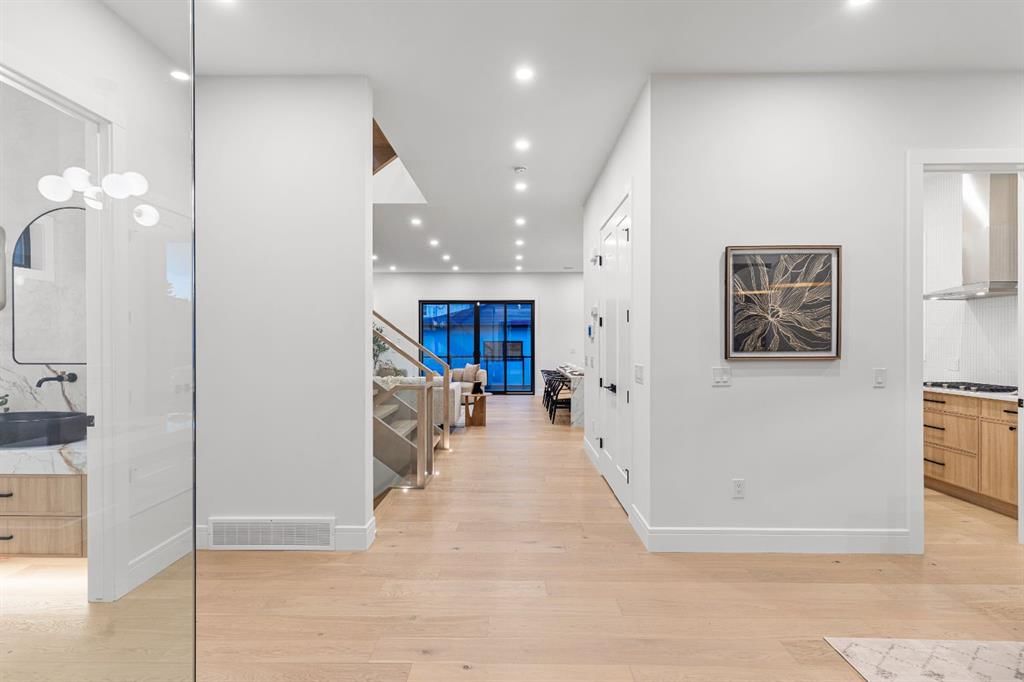 430 21 Avenue NE, Calgary — photo 3 of 50