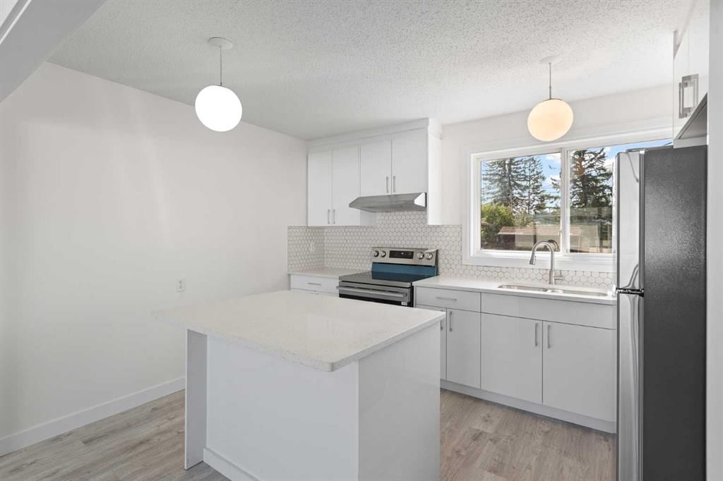 6707 3 Avenue SE, Calgary — photo 4 of 28