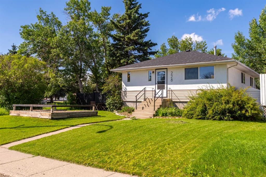 228 Lynnwood Drive SE, Calgary — main listing photo