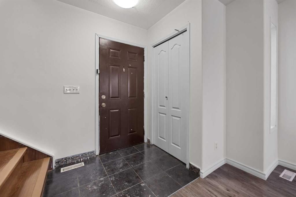 61 Applemont Place SE, Calgary — photo 3 of 33