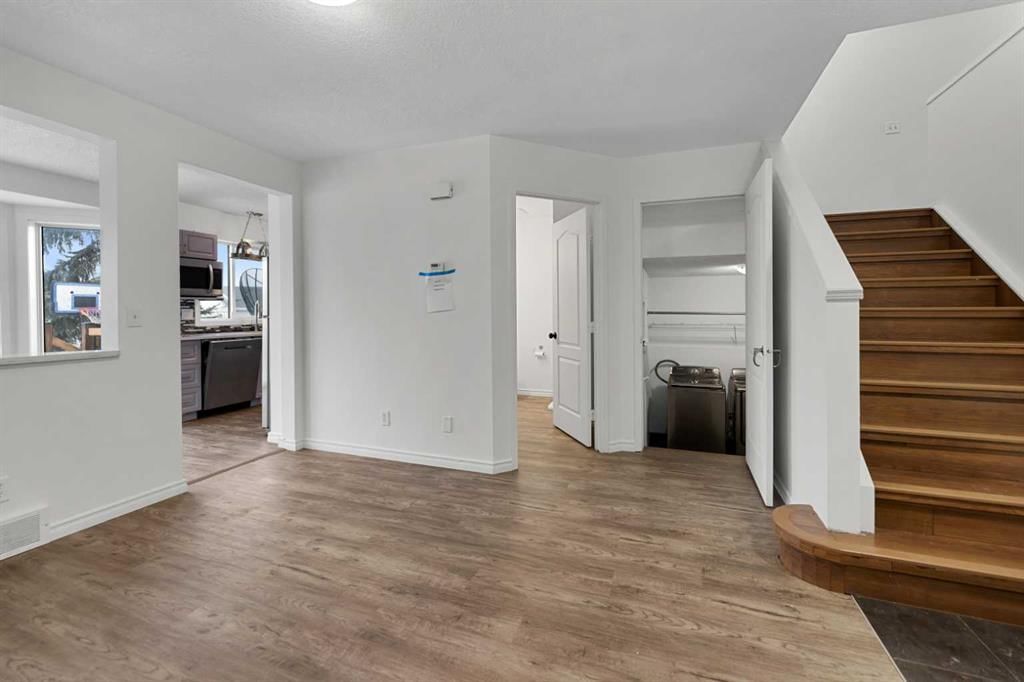 61 Applemont Place SE, Calgary — photo 5 of 33
