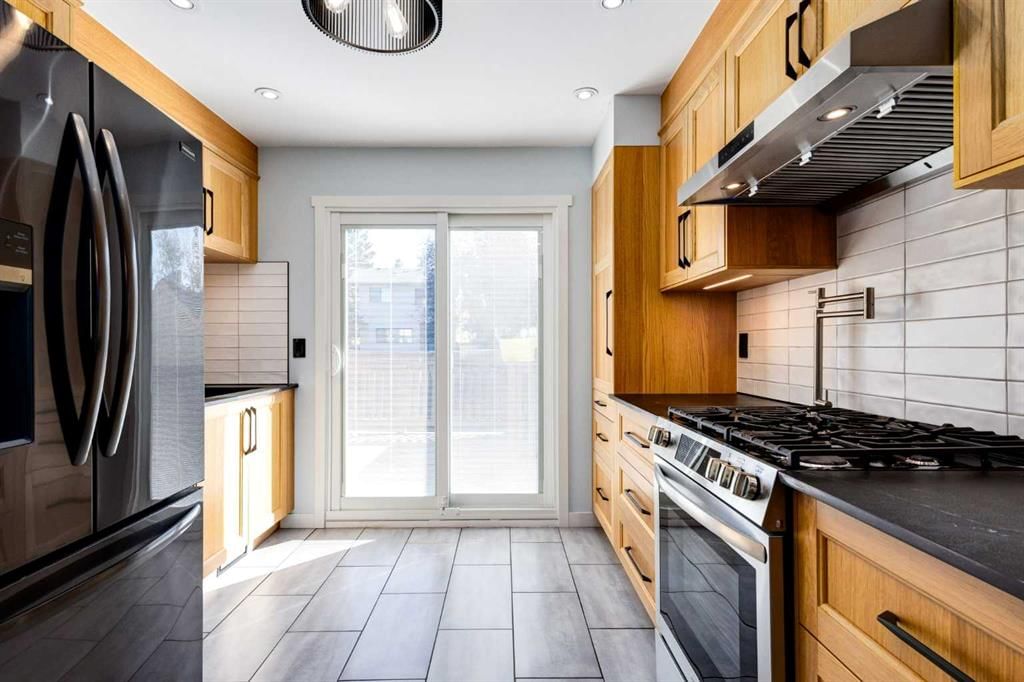 17 Sunvale Crescent SE, Calgary — photo 2 of 40