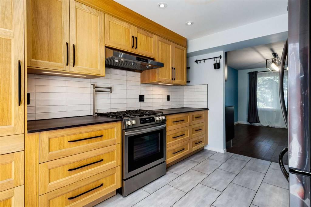 17 Sunvale Crescent SE, Calgary — photo 3 of 40