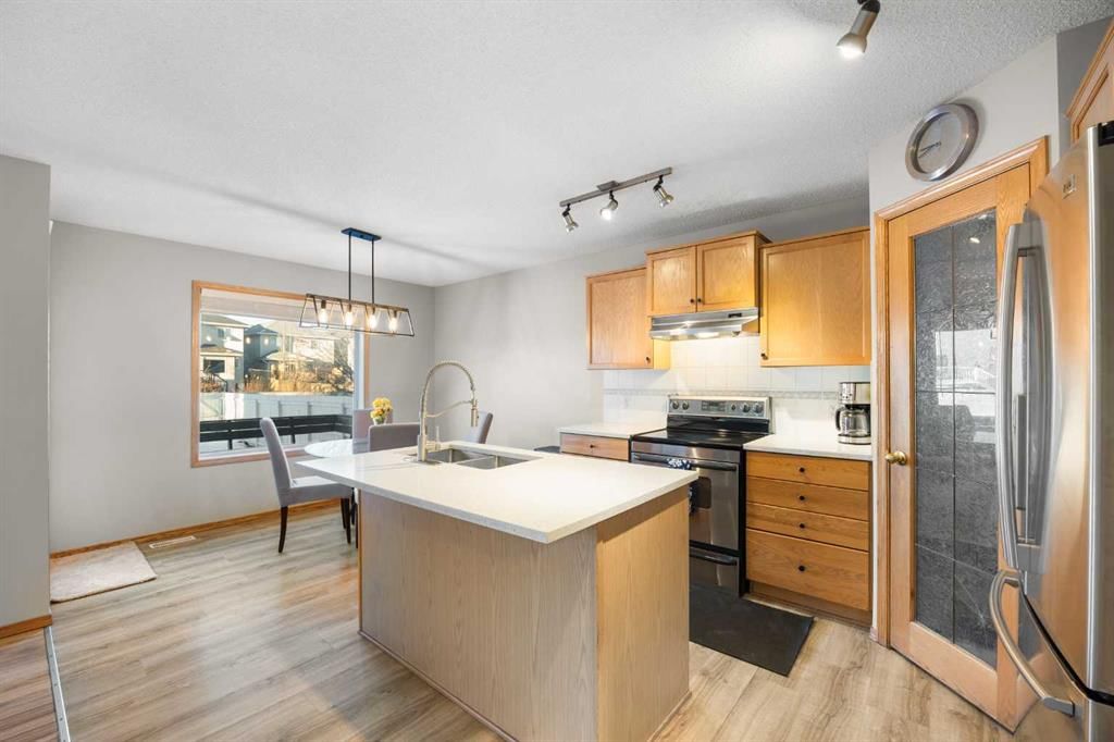 11 Citadel Meadow Crescent NW, Calgary — photo 5 of 50