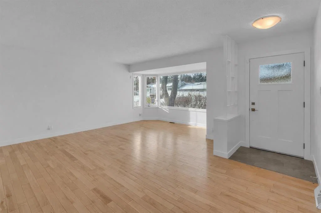 6312 Thorncliffe Drive NW, Calgary — photo 2 of 32