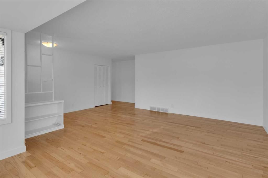 6312 Thorncliffe Drive NW, Calgary — photo 4 of 32