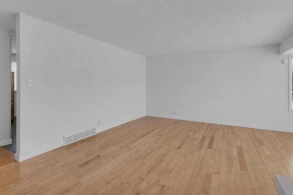 6312 Thorncliffe Drive NW, Calgary — photo 5 of 32
