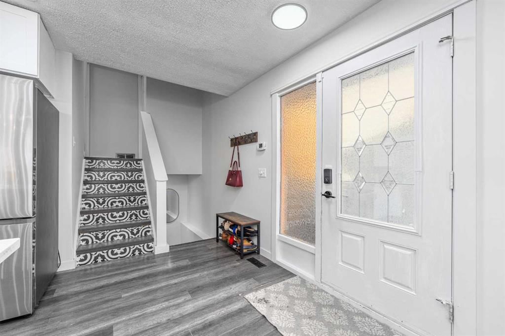 1347 Berkley Drive NW, Calgary — photo 2 of 29