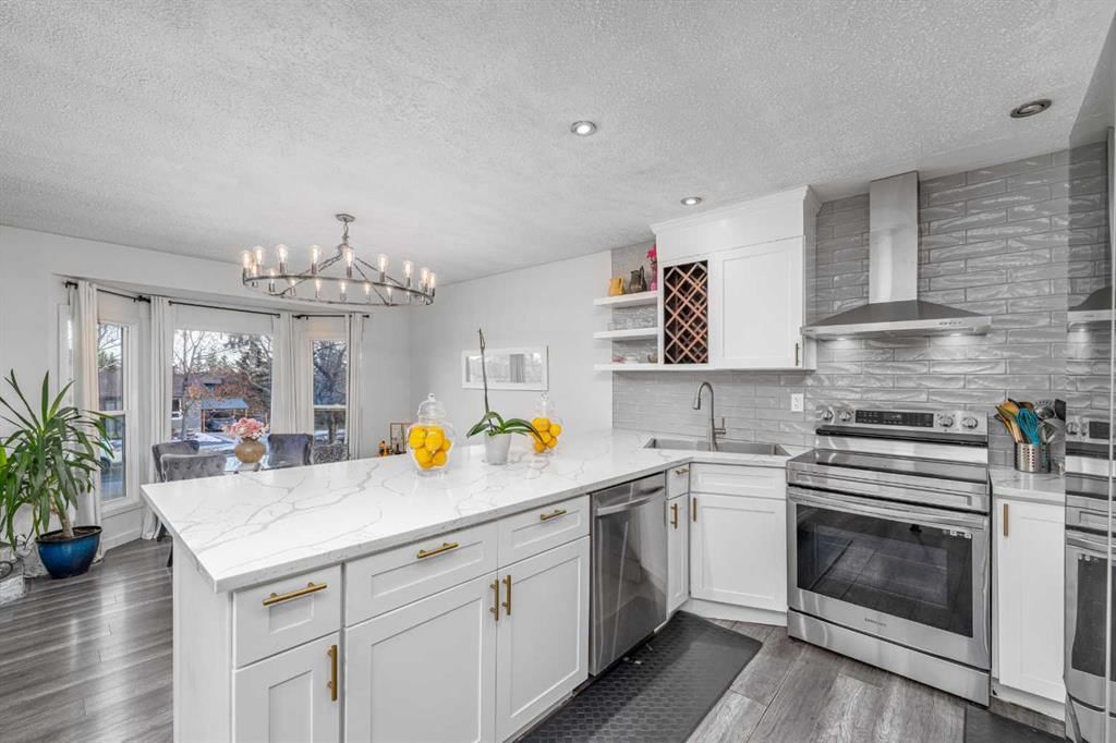 1347 Berkley Drive NW, Calgary — photo 3 of 29