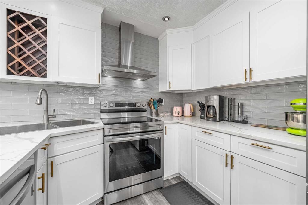 1347 Berkley Drive NW, Calgary — photo 4 of 29