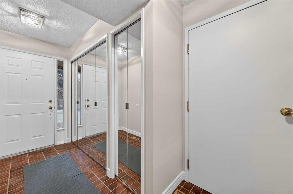 2, 185 Woodridge Drive SW, Calgary — photo 4 of 50