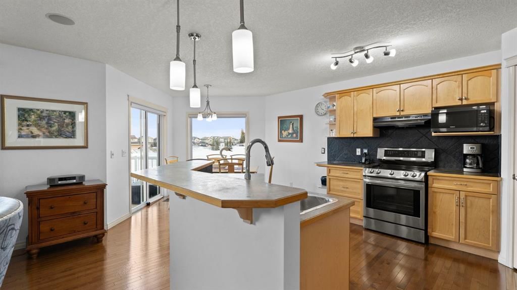 166 Bridlecrest Boulevard SW, Calgary — photo 4 of 46