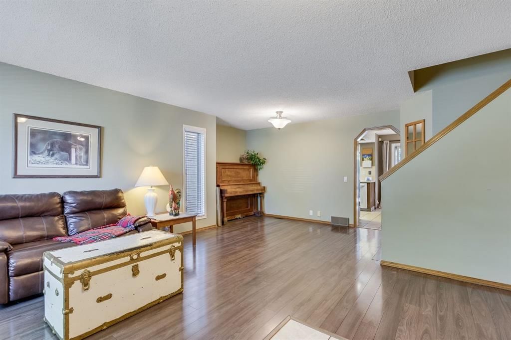 212 Mckerrell Way SE, Calgary — photo 3 of 39