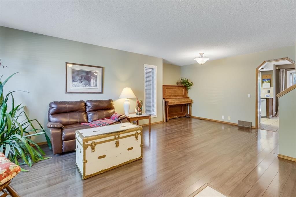 212 Mckerrell Way SE, Calgary — photo 4 of 39